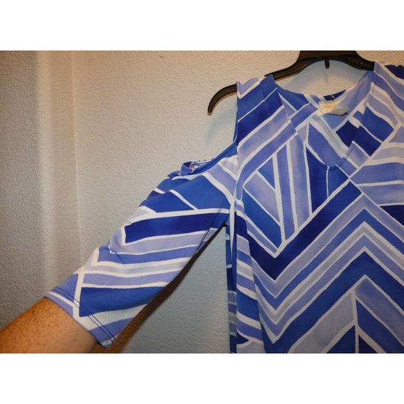 Women's White with Blue Flowers Blouse, Chico's, Size Medium, New with Tags - Picture 2 of 8